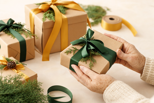 Liebevoll verpackte Geschenke für Oma in Kraftpapier mit grünen und goldenen Bändern