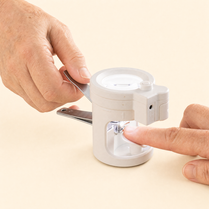 Nagelknipser in Benutzung — Finger unter der Lupe