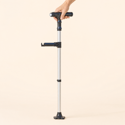 Spazierstock mit LED — eine Hand am Griff