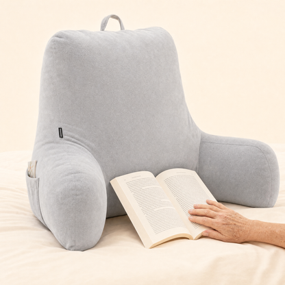 Lesekissen mit Armstütze — mit aufgeschlagenem Buch im Bett