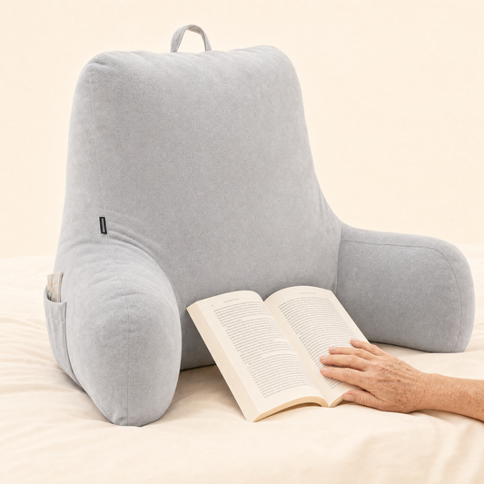 Lesekissen mit Armstütze — mit aufgeschlagenem Buch im Bett