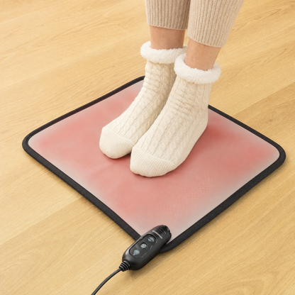 Beheizbare Fußmatte — Füße in warmen Socken auf der Matte